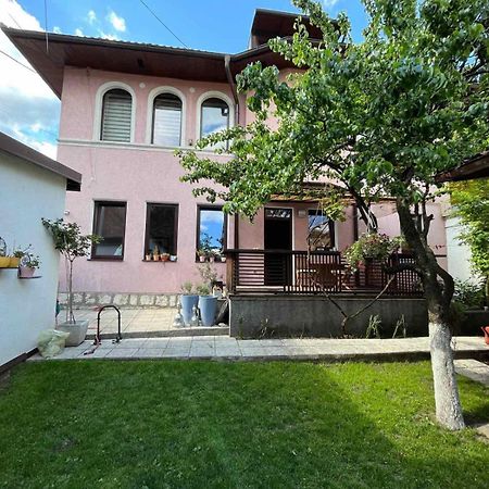 Apartments Music, Garden And Free Parking Сараево Екстериор снимка