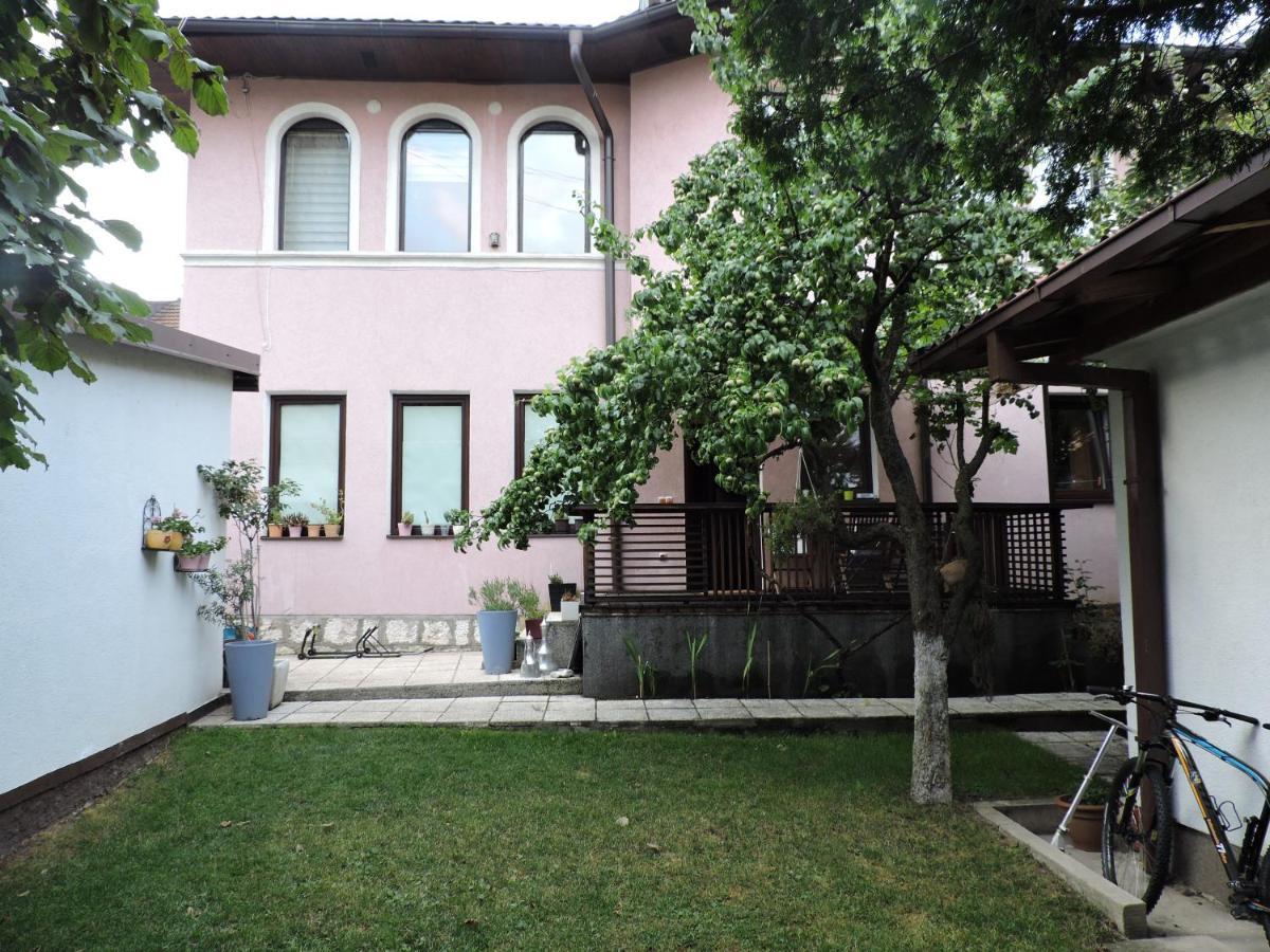 Apartments Music, Garden And Free Parking Сараево Екстериор снимка